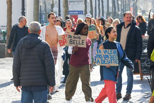 Comment initier les enfants à l'art du théâtre avec des jeux et des activités créatives ?