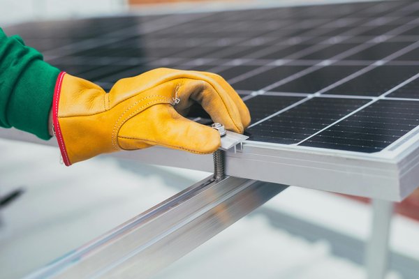 Panneaux solaires photovoltaïques : transformer la lumière en énergie pour une maison autonome